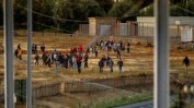 Френските власти разрушават незаконен бежански лагер в Кале