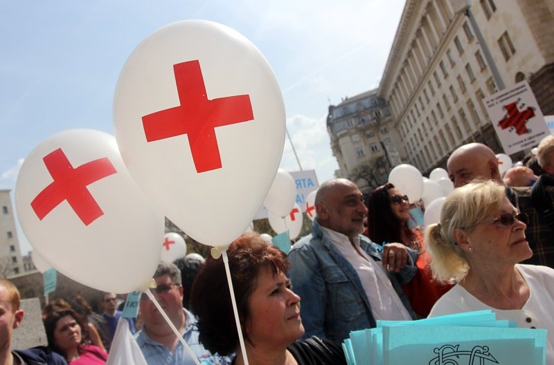 Лекарският протест събра няколкостотин души пред Министерския съвет