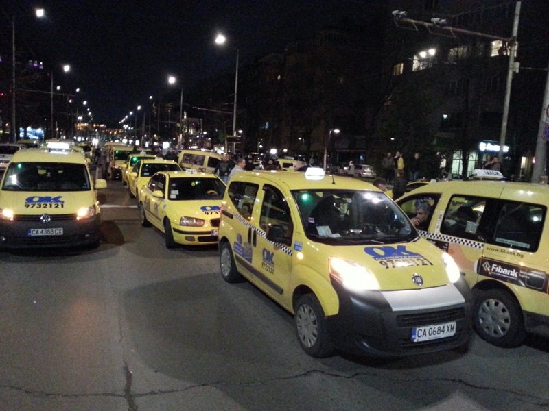 Двучасова блокада на Орлов мост връща статуквото при такситата
