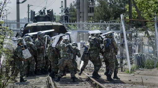 Гърция и Македония се обвиняват взаимно заради щурма на границата