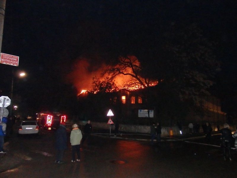 Пострадалото от пожара училище в Карнобат, сн. БГНЕС