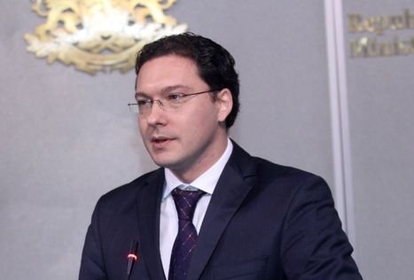 Министър Даниел Митов стана баща на дъщеря