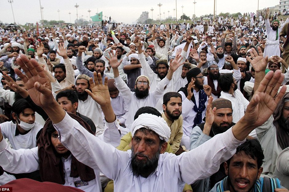 Ислямски екстремисти вилнеят трети ден в пакистанската столица