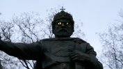 Паметникът на цар Самуил в София започва да "ослепява"