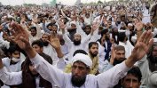 Ислямски екстремисти вилнеят трети ден в пакистанската столица