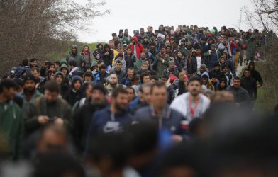Хиляди мигранти все още поемат към ЕС по балканския маршрут