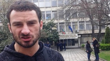 "Ловецът" на мигранти Перата излезе от ареста, рецитирайки Вапцаров