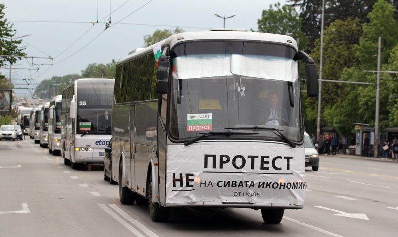 Шествието на протестиращи автобуси затрудни движението в София, сн. БГНЕС