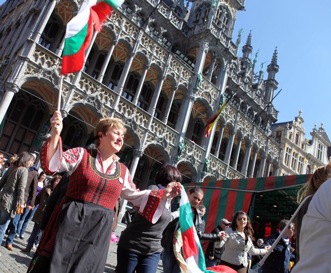 Стотици се хванаха на българско хоро на централния площад в Брюксел