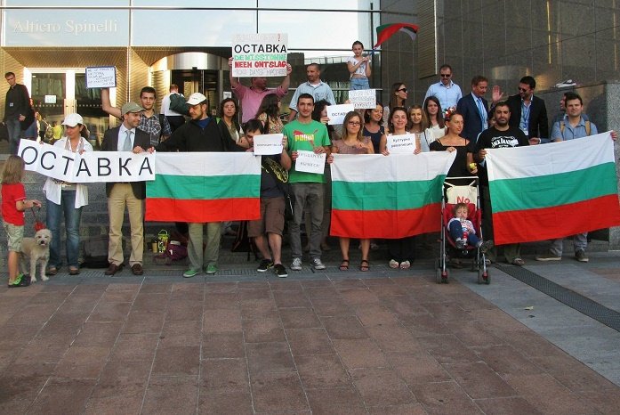 Българи в чужбина на протест #ИскамДаГласувам и #стигатрИКове