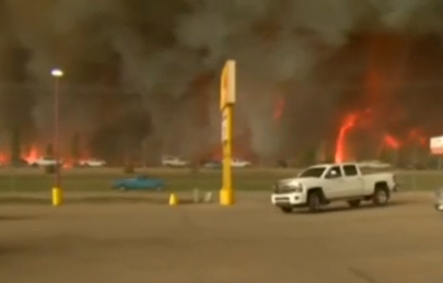 Всички жители на канадски град се евакуират заради огромен горски пожар
