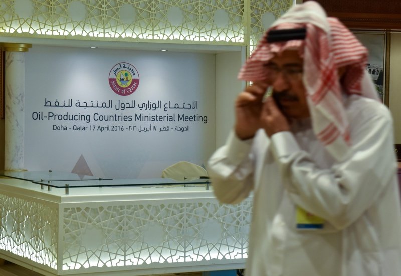 Безрезултантата среща в Доха свали цените на петрола и удари борсовите индекси