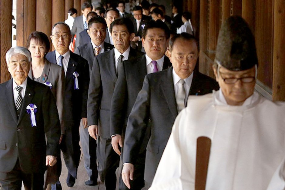 Японски министър и депутати посетиха храма Ясукуни