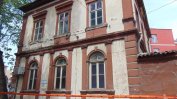 Отломка от стара сграда в Пловдив рани бебе в минаваща количка