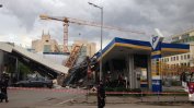 Строителен кран падна върху бензиностанция в София