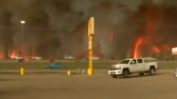 Всички жители на канадски град се евакуират заради огромен горски пожар