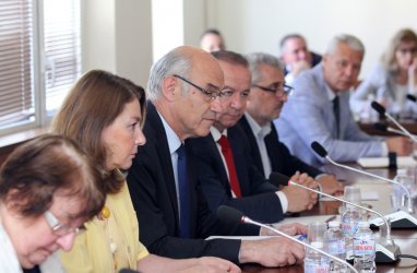 Момент от откритото заседание на КЕВР, в средата - председателят на комисията Иван Иванов.