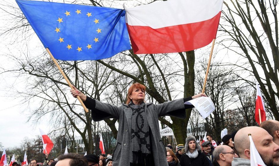 ЕК дава кратки срокове на Полша, преди да приложи тежка наказателна процедура