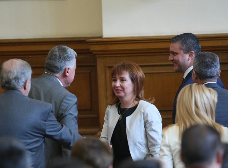Новият социален министър Зорница Русинова (в средата) приема поздравления от депутати