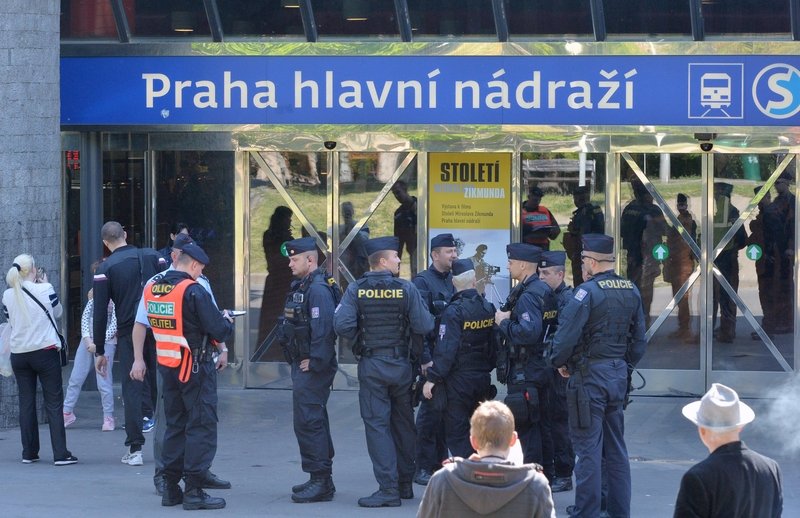 Кметството на Прага и гарите в 10 града бяха евакуирани заради бомбени заплахи