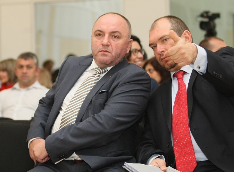 Антон Станков (вляво) и Драгомир Йорданов един до друг малко преди изслушването, снимка БГНЕС
