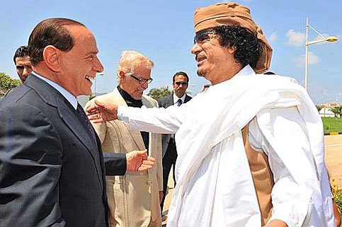 Силвио Берлускони и Муамар Кадафи през 2008 година