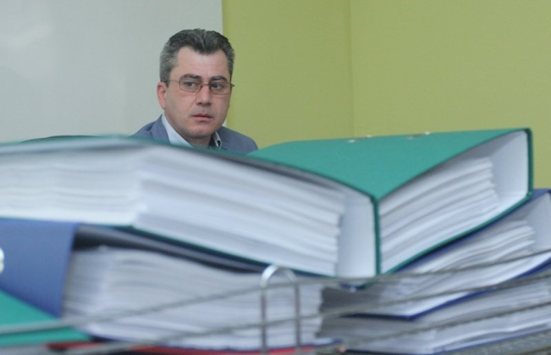 Директорът на "Пирогов" Стоян Миланов на фона на сбърканата документация от 2000 страници, сн. БГНЕС