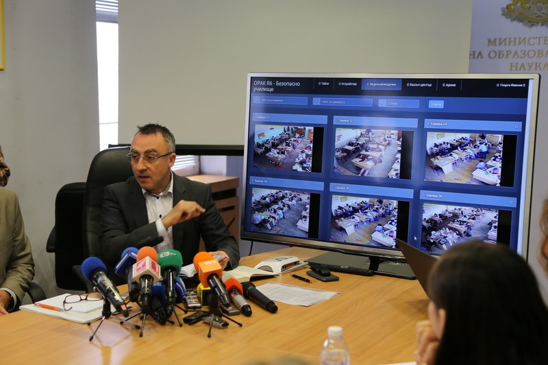Зам.-министър Диян Стаматов демонстрира системата срещу преписващи. 