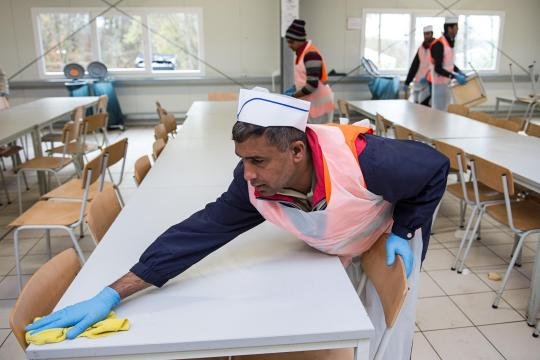 Бежанци сервират гулаш или поправят легла за по едно евро на час в Германия