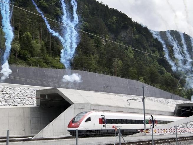 Швейцария откри най-дългия в света жп тунел