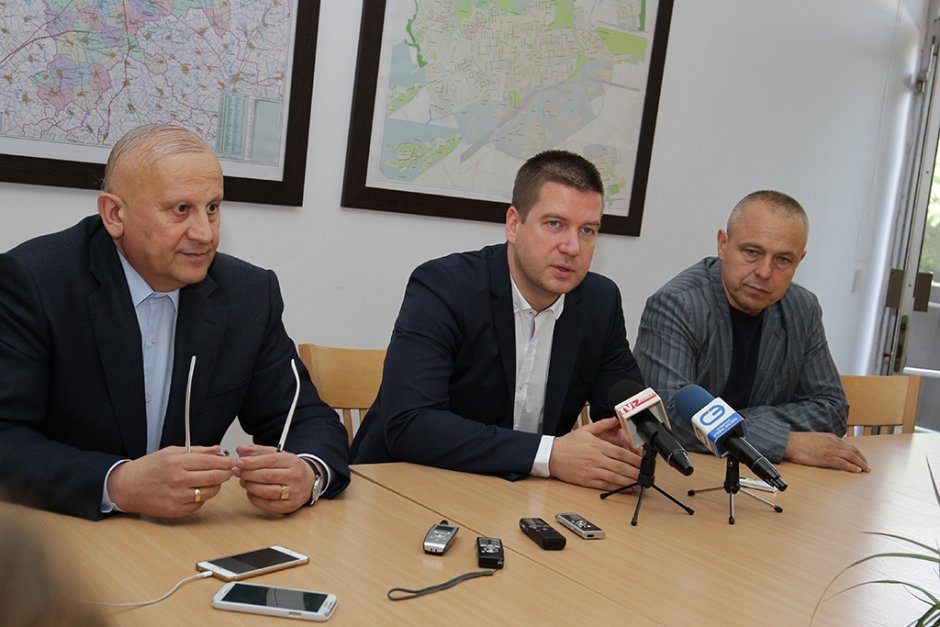 Живко Тодоров (в средата) обяснява инвестиционната програма на общината