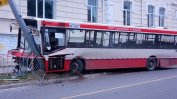 Автобус се блъсна в стълб във Варна, има пострадали