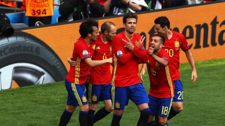 Испания започна защитата на титлата си с трудна победа срещу Чехия