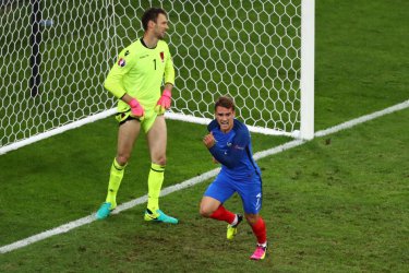 Франция е първият осминафиналист след два гола в края срещу Албания