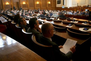 "Развален телефон" в парламента заради 1,2 млрд. лв.