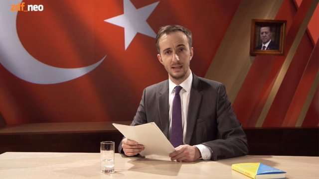 Ян Бьомерман чете стихотворението, посветено на Ердоган