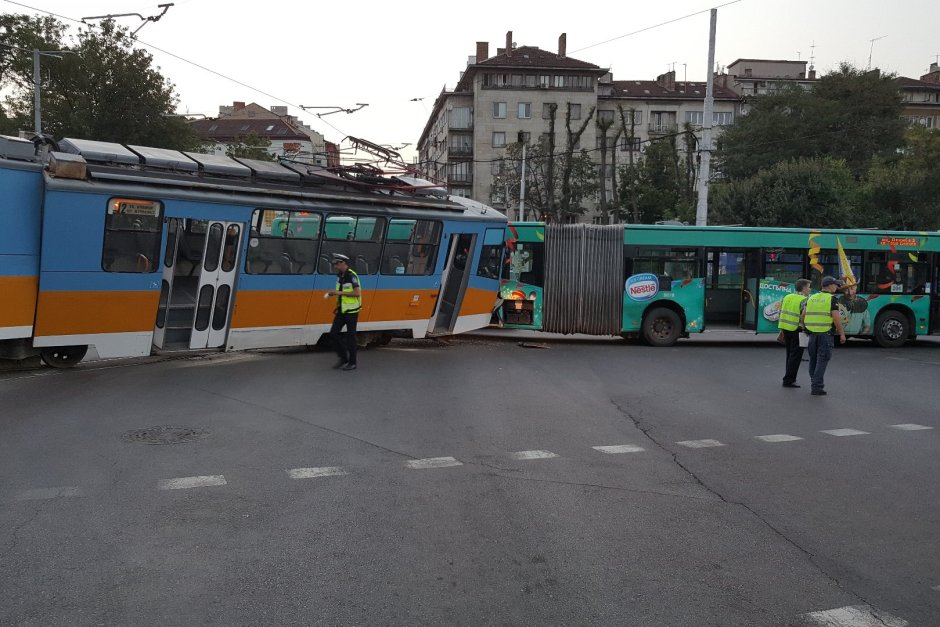 Четирима пострадаха при катастрофа между трамвай и автобус в София
