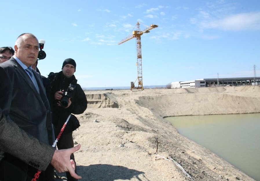 Борисов на наводнената площадка на АЕЦ "Белене" по време на първия си мандат