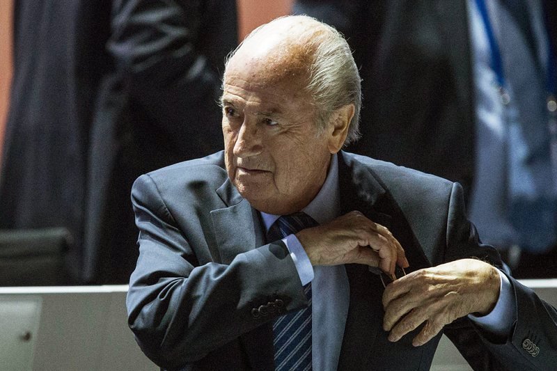 Разследваният за корупция Сеп Блатер обвини УЕФА, че манипулира жребиите