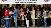 Хиляди венецуелци се наредиха на опашки, за да подкрепят отстраняване на президента