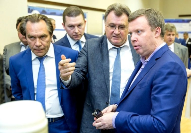 Комаров (най-вдясно) при посещението в Уралския електрохимически комбинат 