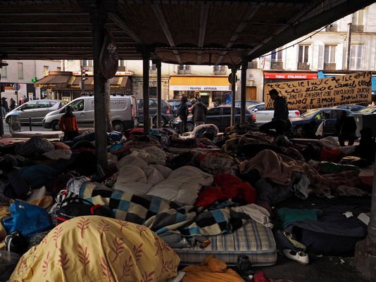 Разтурен е още един импровизиран лагер на мигранти в Париж