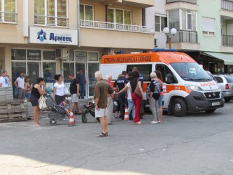 Заключеното в кола бебе беше изведено с помощта на полиция и линейка, сн. БГНЕС