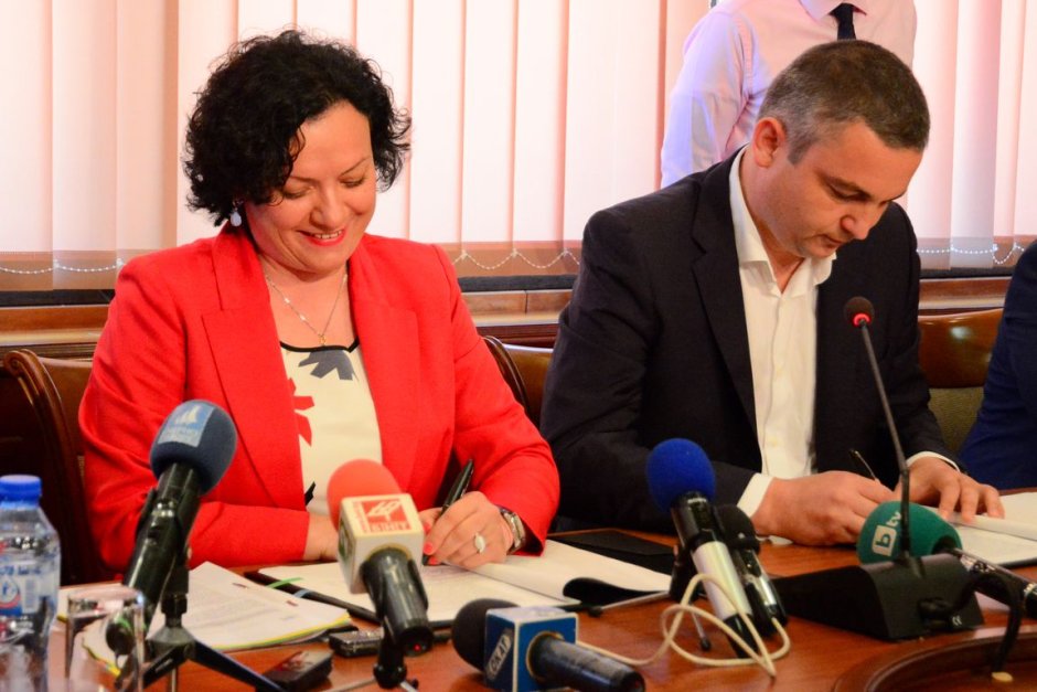 Министърът на екологията Ивелина Василева и кметът на Варна Иван Портних подписват договора за реконструкция на пречиствателната станция в Златни пясъци