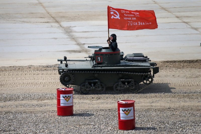 С "танков биатлон" Русия откри олимпиада за военни