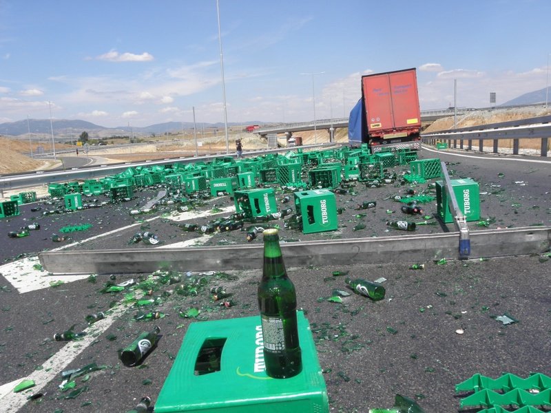 Триста каси бира затвориха магистрала "Струма"