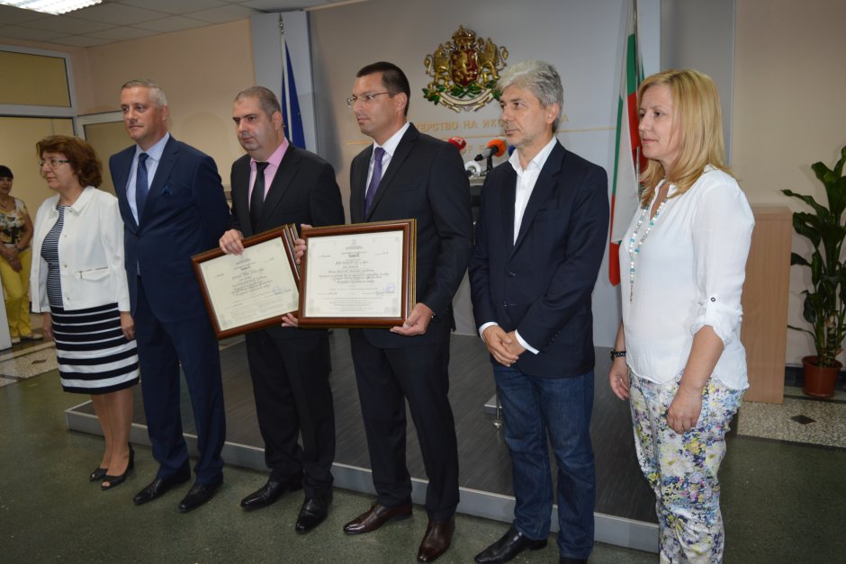 Икономическият министър Лукарски връчи сертификатите за подкрепа на инвеститорите