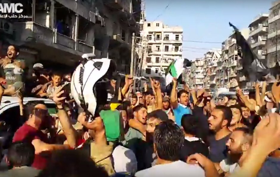 Стотици хора празнуват в Алепо пробива на обсдата, наложена от правителствените сили в Сирия. 