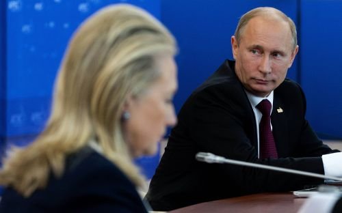 Заподозряната в хакерска атака Русия има сложна история с Хилари Клинтън