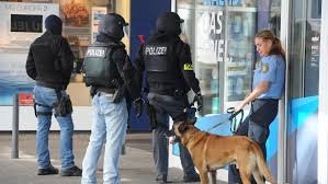 Кризата с барикадиралия се в германски ресторант мъж приключи с откарването му в болница